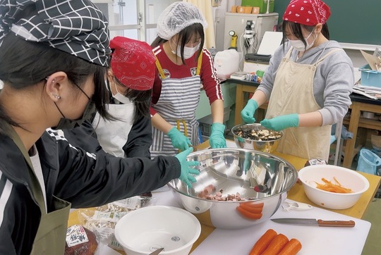 協力して炊き込みご飯、中華おこわを作る１年１組の生徒