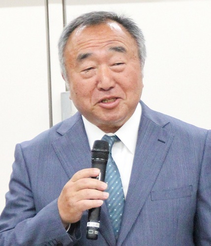 あいさつする笠原新会長