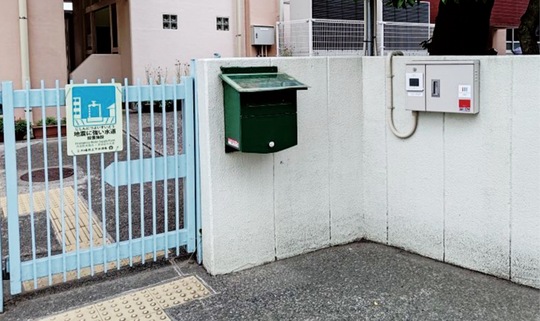 菅中学校に設置されたキーボックス（写真右）