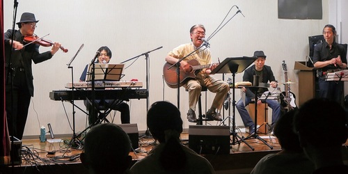 ライブを行う山川さん(中央)