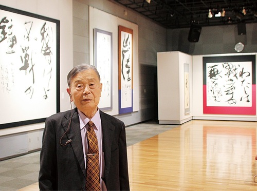 思いのこもった作品に囲まれる笠原さん