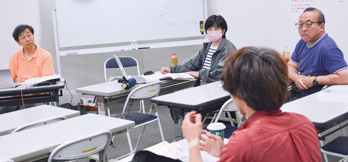 意見に耳を傾ける大竹さん（左）、倉石さん（中央）ら