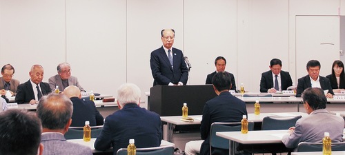 あいさつする末吉会長