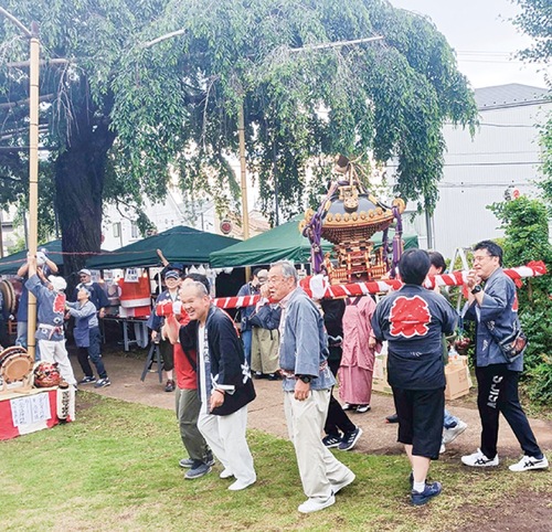 神輿を担ぐ住民ら＝提供