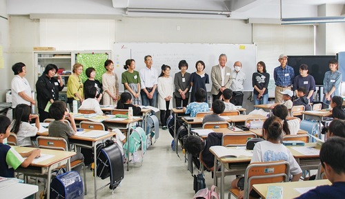 児童らの前で並んで自己紹介する寺子屋先生たち