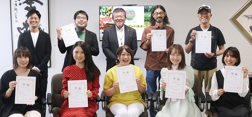 アンバサダーと佐藤区長（後列中央）