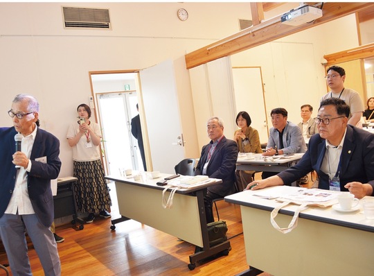 平本氏（左）の説明を聞く光山区の議員ら