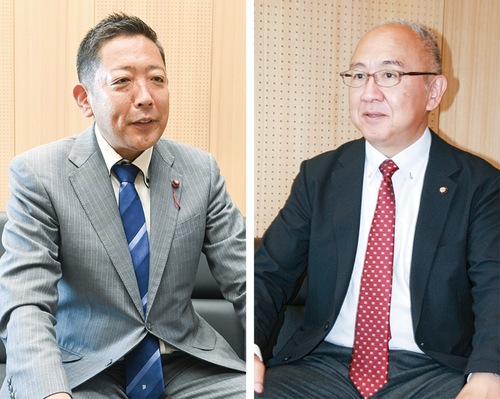 本紙のインタビューにそれぞれ応える原議長(左)と堀添副議長