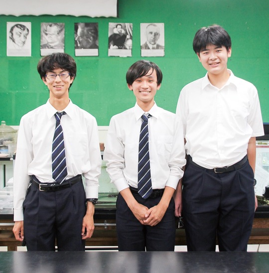 普段、探求活動などを行っている生物室で渡米の意気込みを語る科学部の部員