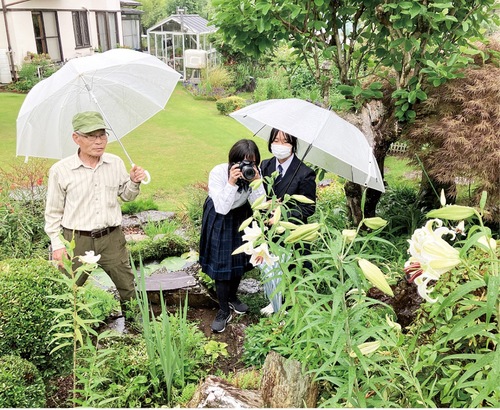 ヤマユリを撮影する生徒