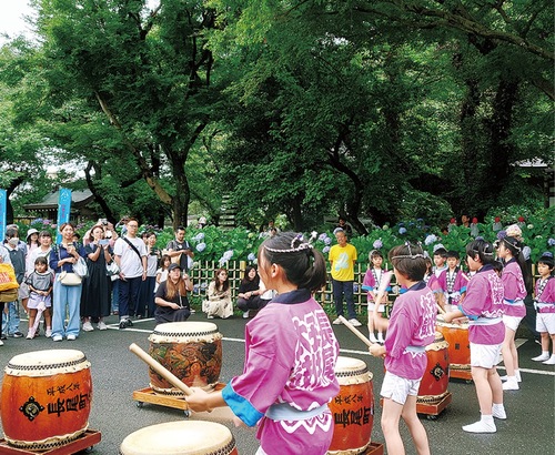 長尾こども太鼓の演奏＝提供