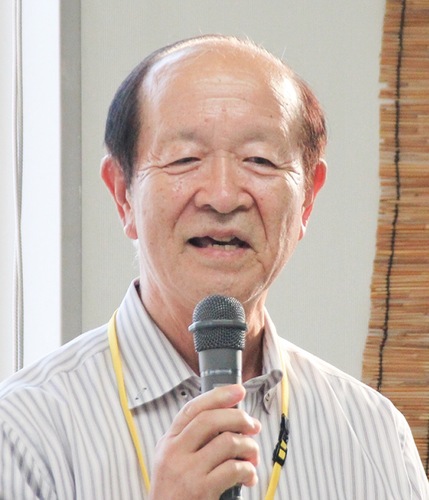 あいさつする濃沼新会長