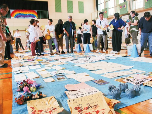 作品を眺めながら当時の思い出を語り合うかつての在校生ら