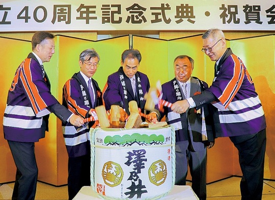 祝賀会での鏡開き＝提供