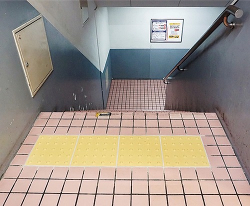 点字ブロックが整備されたアゼリア地下駐車場に続く階段