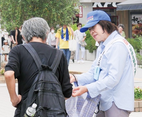 啓発物を配るメンバー