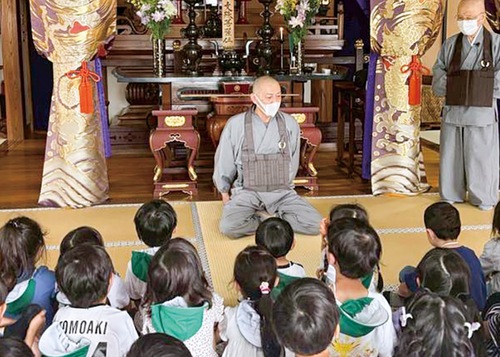 児童に説明する菅原さん