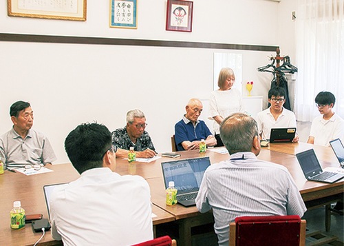 地域の人らの前で報告する生徒（右）