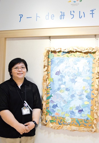 ギャラリーで作品を前にする廣田さん