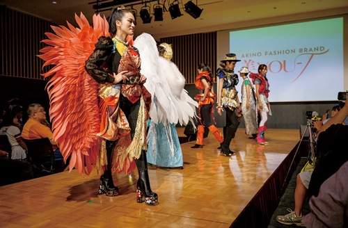 総勢１００人が参加するショー