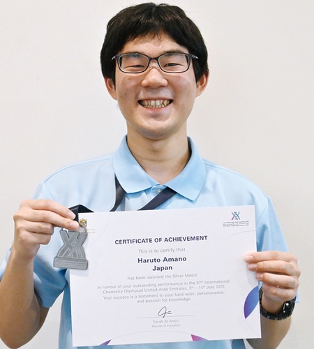 賞状とメダルを手にする天野さん