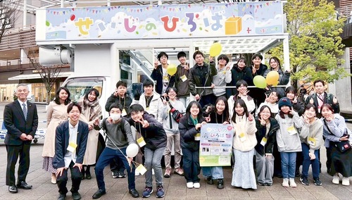 写真に納まるメンバーら＝流山市　提供