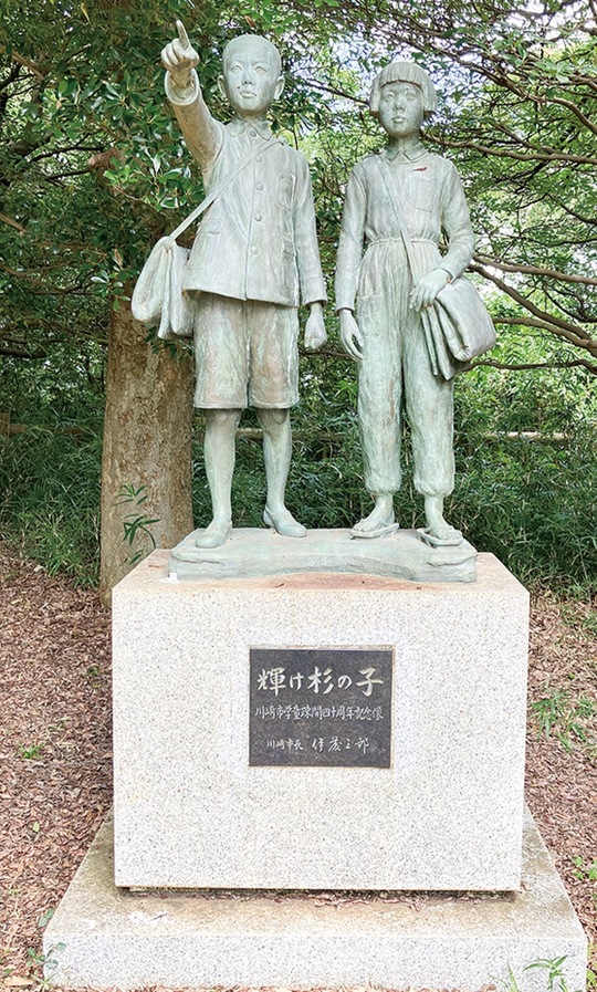 枡形山広場にある『輝け杉の子』像