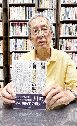 書籍を手にする山田さん