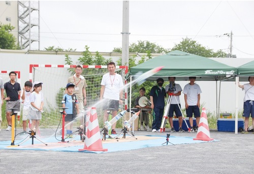 水と空気圧を利用しロケットを飛ばす参加者