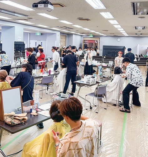 ヘアカットやネイルなどが実施された会場