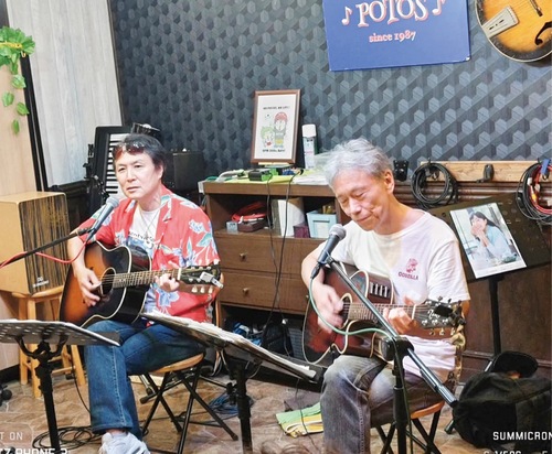 ライブを行う蓮見さん（左）と高橋さん