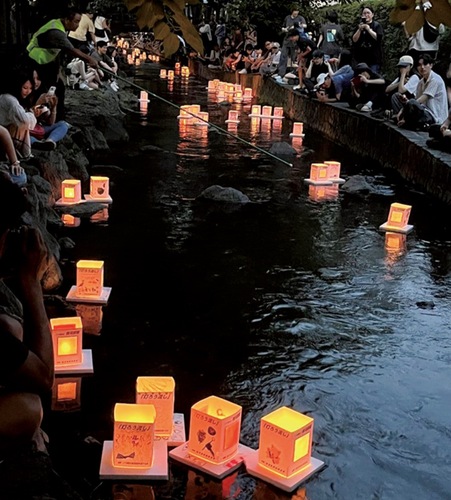 二ヶ領用水を流れる灯籠＝提供