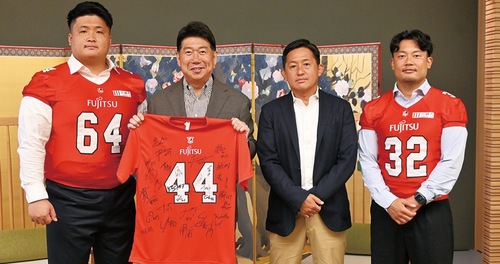 （左から）大久保選手、福田市長、山本ＨＣ、近田選手