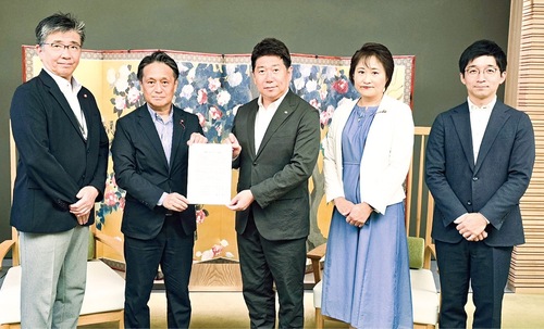 福田市長（中央）に要望書を手渡す４会派の団長
