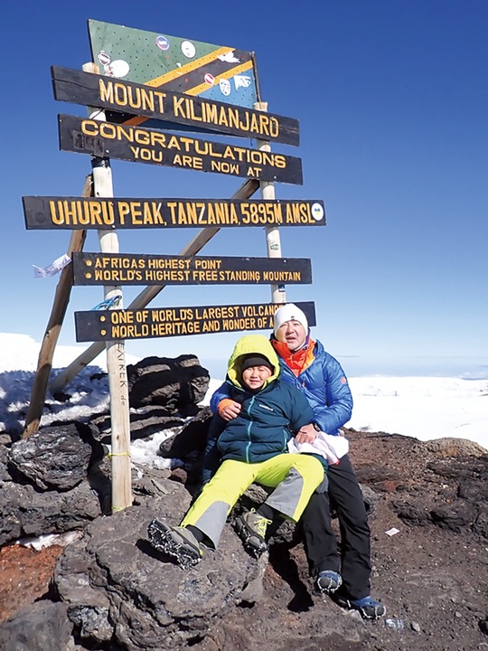 登頂した陵太郎さん（左）と父・建一郎さん