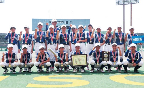 準優勝したチーム。前列左から２番目が平塚さん＝提供