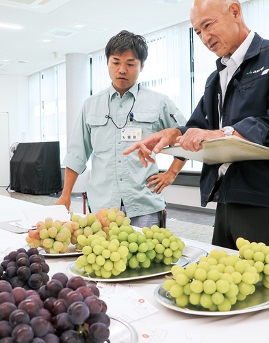 後期の部で審査にあたる笹田さん（左）＝提供