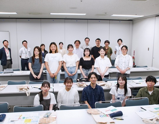 第１回のオリエンテーションに集まった学生と関係者ら