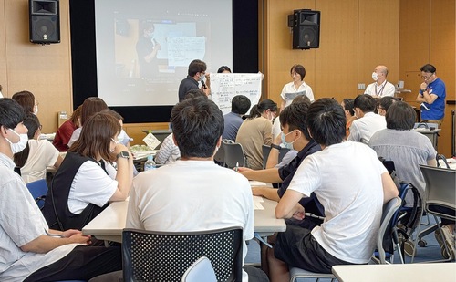 医療機関や行政での対応状況を短時間で簡潔に伝える訓練に臨む参加者