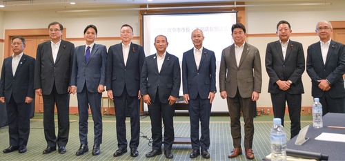 参加した川崎市の福田市長（右から3人目）と各市議会正副議長ら
