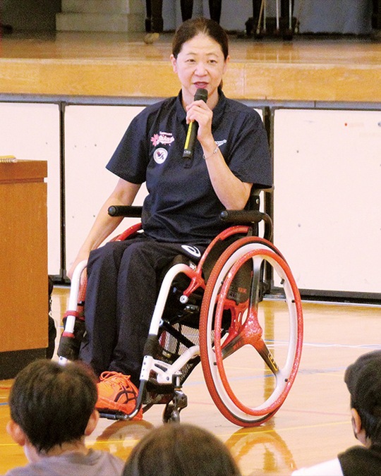 母校の生田小学校で初めて講演を行う成田さん＝２０２３年９月20日