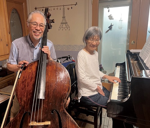 自宅のスタジオで練習する大西夫妻