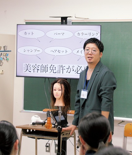 仕事の内容などについて講師が説明