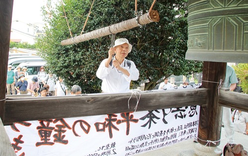 非戦の思いを込め鐘をつく参加者