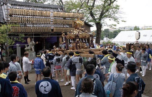 神社を出発する神輿＝提供