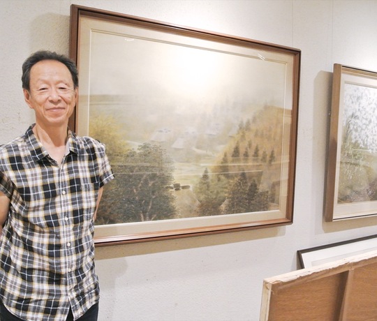 展示を企画した山田耕太郎さん＝９月12日