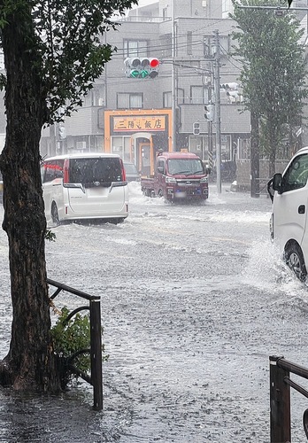 水が溢れる道路＝中原区下新城付近