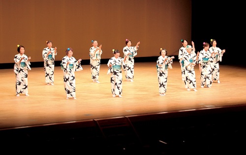 踊りを披露する菅星ヶ丘長生会