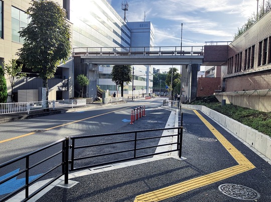 完成した乗降場。奥に見えるのは２月に供用開始したスペース＝10月２日、新百合ヶ丘駅方面から撮影