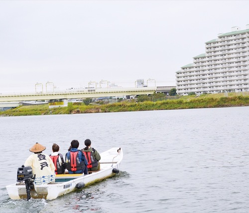 狛江市に向かって川を渡る昨年の渡し船のようす